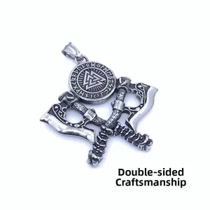 Détail du travail artisanal double face sur le pendentif hache et bouclier viking