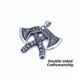 Gros plan du pendentif double hache viking avec des gravures de reliefs nordiques