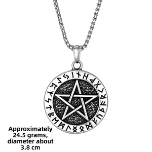 Dettaglio del ciondolo runico argento con pentagramma, diametro 3,8 cm e peso di 24,5 g