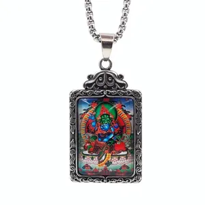 Détails d'un pendentif tibétain en acier inoxydable avec motif Thangka coloré