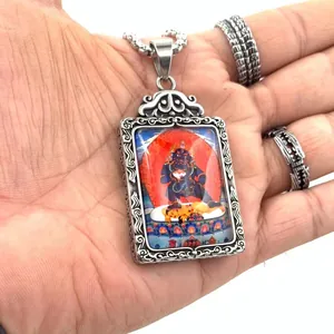 Détail macro du pendentif rectangulaire rétro en acier avec peinture bouddhiste