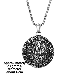 Dettaglio del ciondolo vichingo Mjolnir con diametro di 4 cm e peso di 23 g