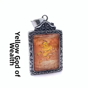 Macro détaillée du pendentif Jambhala vintage en acier inox avec gravure nuage