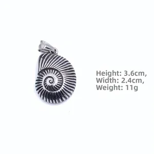Detalle macro del colgante de caracol con dimensiones de 3,6 cm por 2,4 cm y peso de 11 g