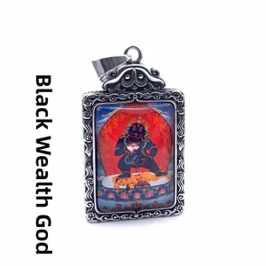 Vue macro détaillée du pendentif Black Jambhala avec cadre en acier inoxydable vintage