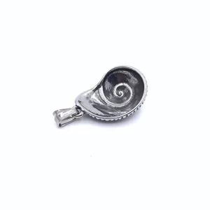 Colgante de caracol de acero inoxidable estilo retro punk con acabado vintage clásico
