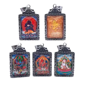 Vue détaillée de cinq pendentifs Thangka en acier inoxydable avec cadres argentés ornés
