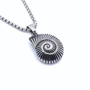 Collar con colgante de caracol punk de acero inoxidable en acabado de plata antigua