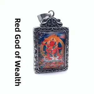 Gros plan du pendentif Dieu de la Richesse Rouge avec cadre en acier titane vintage