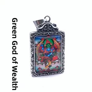 Détail du pendentif Green Jambhala avec cadre ornemental en acier inoxydable