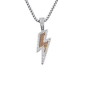 Detalle de colgante de rayo punk con diamantes de imitación amarillos y blancos