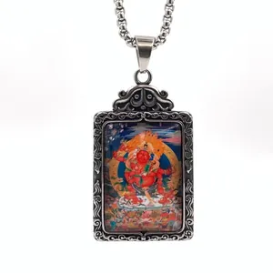 Gros plan détaillé du pendentif en acier titane rétro avec motif de divinité Thangka
