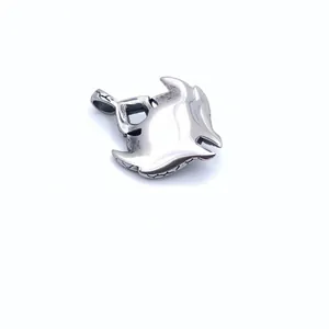 Dettaglio macro del ciondolo in acciaio inossidabile argento con design ascia gotica