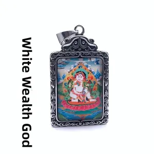 Vue détaillée du pendentif White Zambhala avec cadre rétro en acier et motifs anciens