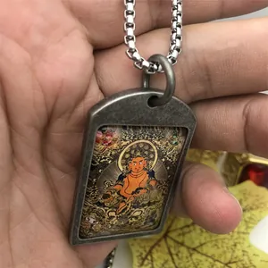 Foto macro de colgante Thangka de acero titanio con diseño religioso retro y cadena box