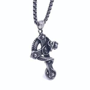 Colgante de cruz estilo punk gótico con relieve de dragón y calavera en cadena de acero