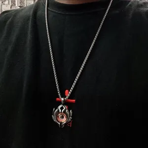 Dettaglio del ciondolo malocchio in argento vintage con iride rossa e catena box