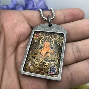 Primer plano detallado del colgante Thangka tibetano del dios amarillo de la riqueza