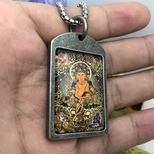 Primer plano del colgante budista estilo Thangka en acero titanio con acabado vintage