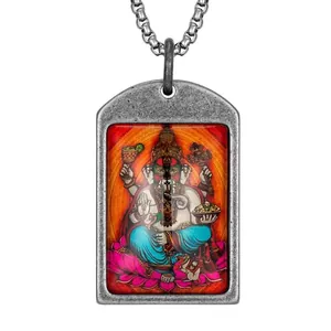 Vista macro del colgante thangka de Ganesha con marco retro de metal en fondo blanco