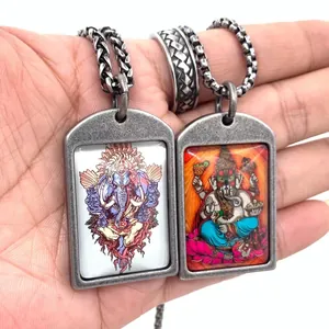 Detalle de los colgantes Ganesha y el anillo trenzado de estilo vintage retro