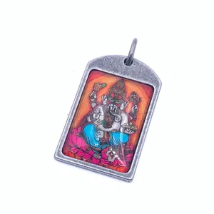 Detalle macro del colgante Ganesha Thangka vintage con arte budista multicolor