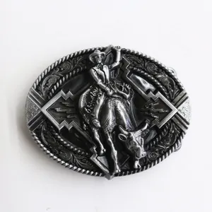 Detail van vintage Western riemgesp met rodeo bull rider reliëf en gegraveerde bloemen