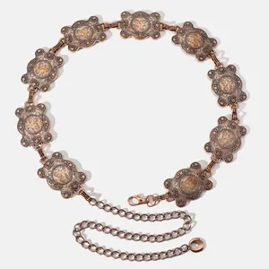 Détail de la chaîne de taille en métal bronze antique avec motifs floraux gravés vintage