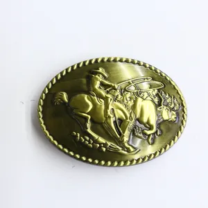Detail van vintage bronzen riemgesp met western cowboy motief en turquoise inleg