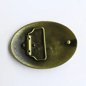 Detail van de achterkant en pin van een ovale riemgesp met vintage messing look