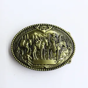Macro-opname van bronzen gesp met cowboy reliëf en herten details in vintage westerse stijl