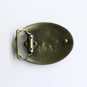 Detailopname van de achterkant van de bronzen riemgesp met metalen ring en pin