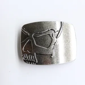 Detailweergave van zilveren riemgesp met gegraveerd schedelpatroon in vintage stijl
