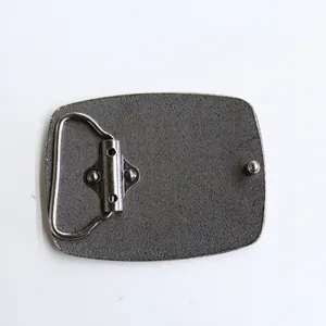 Macro-opname van de achterkant van vintage riemgesp met D-ring en matte afwerking