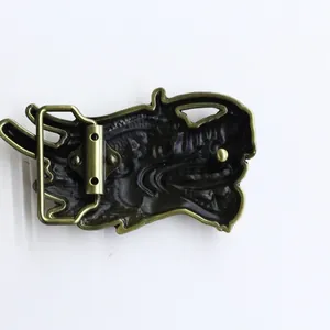 Detail achteraanzicht van vintage bronzen riemgesp met stevig metalen frame en pin