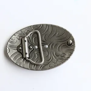 Detail van de achterkant van de riemgesp met metalen lus en bevestigingspen in oud zilver