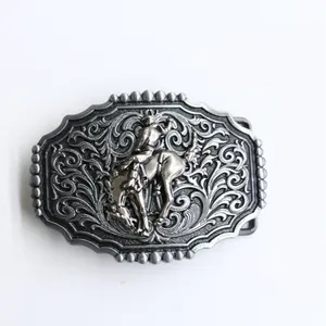 Detail van vintage zilveren gesp met Western cowboy-reliëf en turquoise inlegwerk