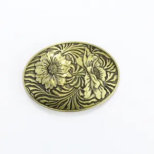 Detail van vintage ovale riemgesp met reliëf van zonnebloem- en bladmotieven in messing
