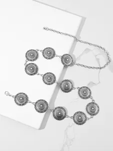 Dettaglio di una catena da vita in metallo argento vintage con incisioni di girasole