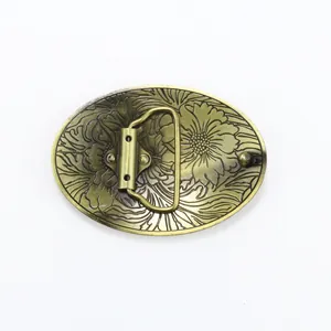 Detail van vintage bronzen riemgesp achterkant met bloemengravure en metalen pinsluiting