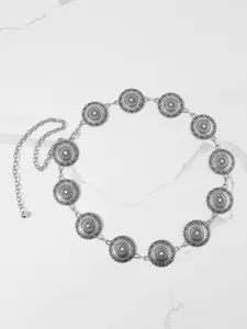 Dettaglio della catena in metallo argentato vintage con dischi solari incisi e intagliati