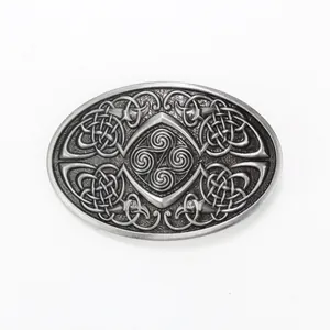 Gedetailleerd beeld van een ovale vintage riemgesp met Keltische knopen in oud zilver