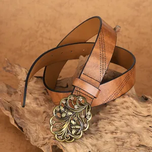 Detail eines Vintage Boho Ledergürtels mit gravierter Bienenschnalle und Strasssteinen