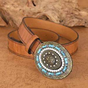 Ceinture vintage en cuir marron avec grande boucle ornée de turquoises et de perles de style
