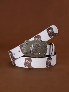 Détail de boucle de ceinture western vintage avec relief de botte et étoile sur cuir blanc