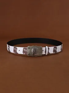 Détail de la boucle vintage en bronze avec motif de botte et étoile sur ceinture blanche