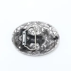 Detailweergave achterkant van vintage riemgesp met bloemenreliëf en metalen pinbevestiging