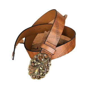 Boho Vintage Damenledergürtel in Braun mit geschnitzter Bienenschnalle auf Holzständer