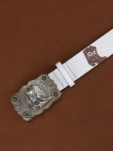 Détail de la ceinture en cuir blanc avec boucle occidentale embossée et motifs de bottes