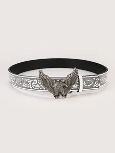Dettaglio della fibbia a aquila d'argento vintage su cintura con motivo floreale